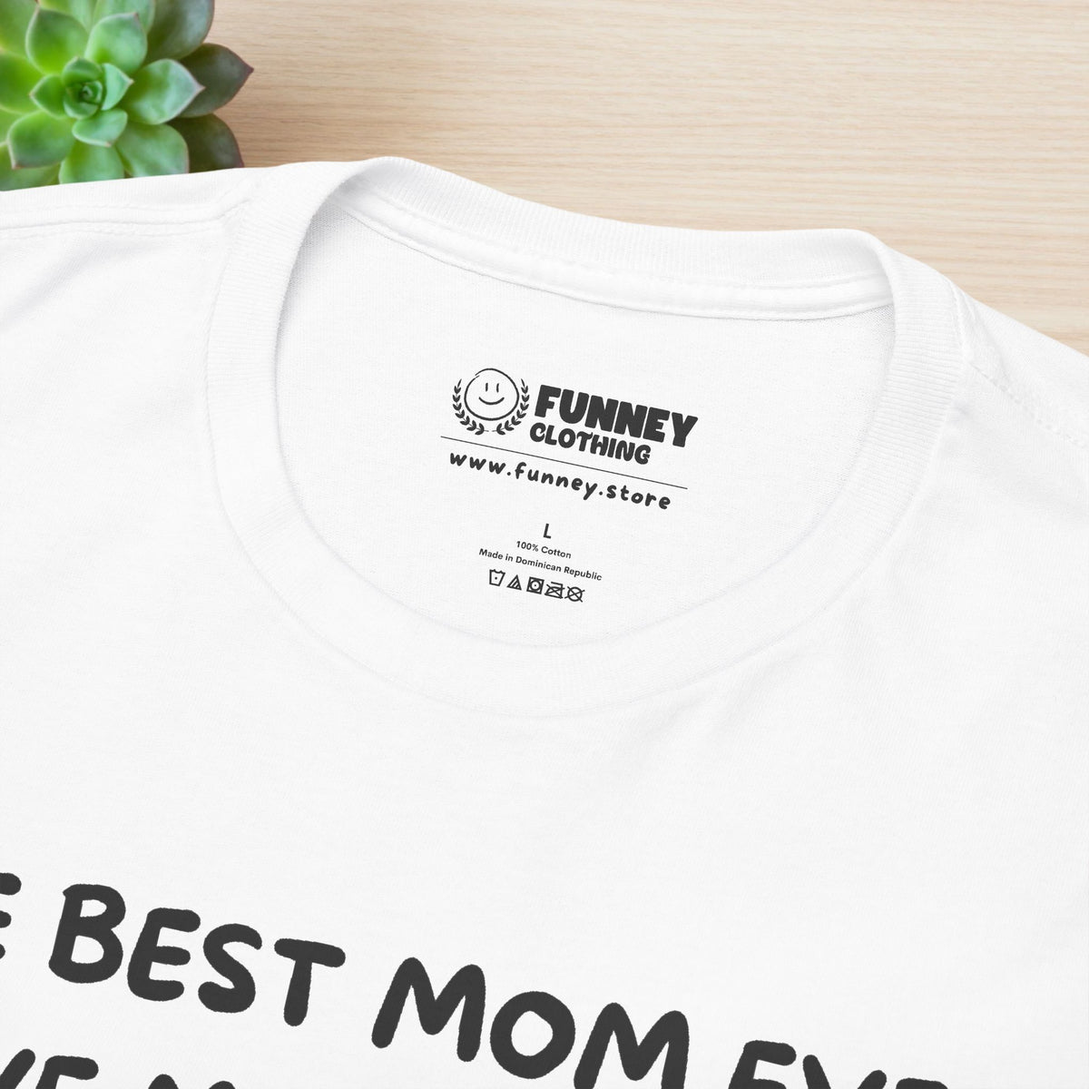 The best mom ever gave me this Shirt - Funny Graphic Tee Shirt Gift for Son and Daughter